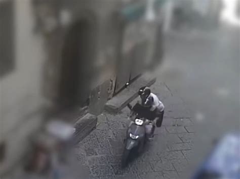 Napoli, scippano Rolex a coppia di turisti cinesi in via Toledo e le 